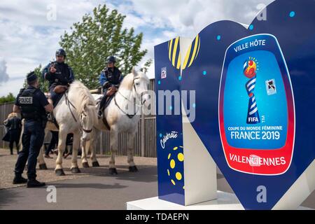 Valenciennes, Francia. Xiii Giugno, 2019. Poliziotti di cavalli di fronte allo stadio, polizia, sicurezza turno preliminare gruppo B, corrispondono 15, Germania (GER) - Spagna (ESP) 1: 0, il 06/12/2019 a Valenciennes. Le donne di Calcio World Cup 2019 dal 07.06. - 07.07.2019 in Francia. € | Utilizzo di credito in tutto il mondo: dpa/Alamy Live News Foto Stock