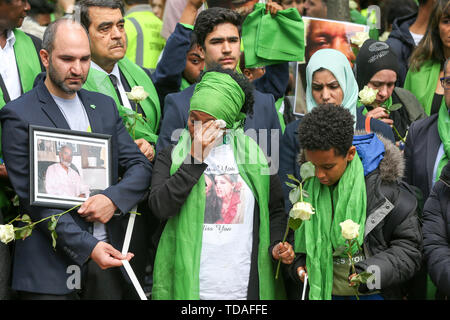 A nord di Kensington, West London. Regno Unito 14 giu 2019 - sopravvissuti, famiglia e amici indossando simbolica sciarpa verde al di fuori di St Helen's Chiesa a seguito di un servizio a commemorare il secondo anniversario della torre Grenfell fire. Il 14 giugno 2017, appena prima di 1:00Êam un incendio scoppiato nella cucina del quarto piano a 24 piani torre residenziale blocco nel Nord di Kensington, a ovest di Londra, che è costato la vita a 72 persone. Più di 70 altri sono stati feriti e 223 persone sfuggite. Credito: Dinendra Haria/Alamy Live News Foto Stock