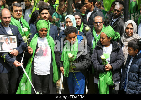 A nord di Kensington, West London. Regno Unito 14 giu 2019 - sopravvissuti, famiglia e amici indossando simbolica sciarpa verde al di fuori di St Helen's Chiesa a seguito di un servizio a commemorare il secondo anniversario della torre Grenfell fire. Il 14 giugno 2017, appena prima di 1:00Êam un incendio scoppiato nella cucina del quarto piano a 24 piani torre residenziale blocco nel Nord di Kensington, a ovest di Londra, che è costato la vita a 72 persone. Più di 70 altri sono stati feriti e 223 persone sfuggite. Credito: Dinendra Haria/Alamy Live News Foto Stock