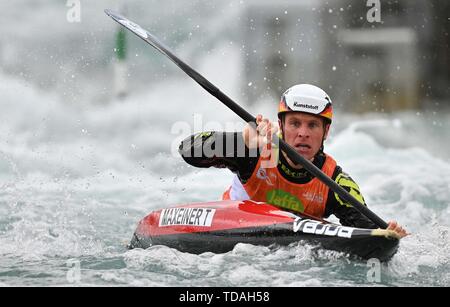 Lee Valley, Hertforshire, UK. 14 Giugno, 2018. Tim Maxiner (GER). 2019 ICF Londra canoa slalom della Coppa del mondo. Lee Valley white water centre. Mens K1 Kayak. Hertfordshire. Regno Unito. 14/06/2019. Credito: Sport In immagini/Alamy Live News Foto Stock