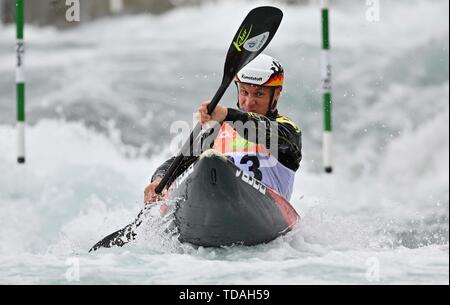 Lee Valley, Hertforshire, UK. 14 Giugno, 2018. Tim Maxiner (GER). 2019 ICF Londra canoa slalom della Coppa del mondo. Lee Valley white water centre. Mens K1 Kayak. Hertfordshire. Regno Unito. 14/06/2019. Credito: Sport In immagini/Alamy Live News Foto Stock