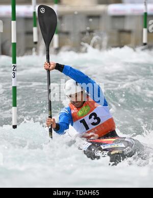 Lee Valley, Hertforshire, UK. 14 Giugno, 2018. Joan Crespo (ESP). 2019 ICF Londra canoa slalom della Coppa del mondo. Lee Valley white water centre. Mens K1 Kayak. Hertfordshire. Regno Unito. 14/06/2019. Credito: Sport In immagini/Alamy Live News Foto Stock