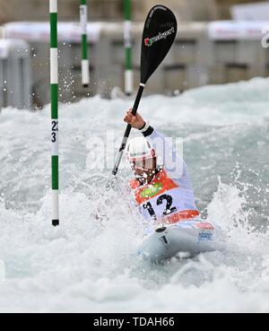 Lee Valley, Hertforshire, UK. 14 Giugno, 2018. Martin Dougoud (SUI). 2019 ICF Londra canoa slalom della Coppa del mondo. Lee Valley white water centre. Mens K1 Kayak. Hertfordshire. Regno Unito. 14/06/2019. Credito: Sport In immagini/Alamy Live News Foto Stock