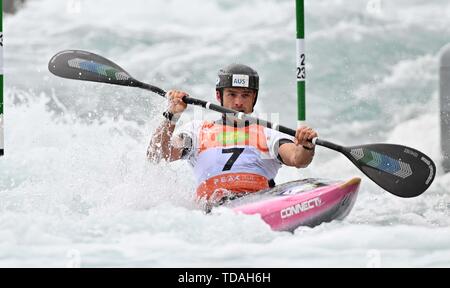 Lee Valley, Hertforshire, UK. 14 Giugno, 2018. Lucien Delfour (AUS). 2019 ICF Londra canoa slalom della Coppa del mondo. Lee Valley white water centre. Mens K1 Kayak. Hertfordshire. Regno Unito. 14/06/2019. Credito: Sport In immagini/Alamy Live News Foto Stock