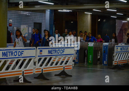 Brasilia, Brasile. 14 Giugno, 2019. Brasilia DF - 14.06.2019: GREVE GERAL EM BRASILIA - DF Metro funziona normalmente durante lo sciopero generale in Brasilia DF, questo Venerdì (14). (Foto: Demétrius Abrahão de Farias Ferreira/Fotoarena) Credito: Foto Arena LTDA/Alamy Live News Foto Stock