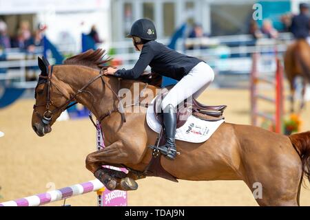 Tattenhall, Cheshire, Regno Unito. 14 Giugno, 2019. Vincitore. La Georgia Tame equitazione Z7 può Ya danza. GBR. Anomalie &Tempo 1,35. CSI4*.Showjumping. Scudiero Bolesworth International Horse Show. Tattenhall. Cheshire. Regno Unito. GBR. 14/06/2019. Credito: Sport In immagini/Alamy Live News Foto Stock