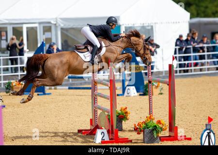 Tattenhall, Cheshire, Regno Unito. 14 Giugno, 2019. Vincitore. La Georgia Tame equitazione Z7 può Ya danza. GBR. Anomalie &Tempo 1,35. CSI4*.Showjumping. Scudiero Bolesworth International Horse Show. Tattenhall. Cheshire. Regno Unito. GBR. 14/06/2019. Credito: Sport In immagini/Alamy Live News Foto Stock