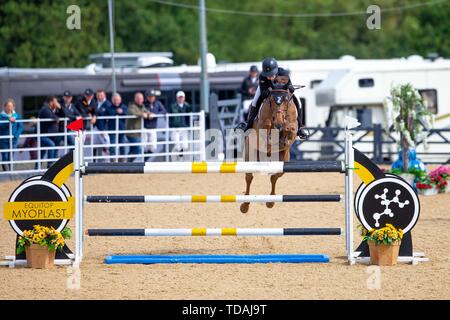 Tattenhall, Cheshire, Regno Unito. 14 Giugno, 2019. Vincitore. La Georgia Tame equitazione Z7 può Ya danza. GBR. Anomalie &Tempo 1,35. CSI4*.Showjumping. Scudiero Bolesworth International Horse Show. Tattenhall. Cheshire. Regno Unito. GBR. 14/06/2019. Credito: Sport In immagini/Alamy Live News Foto Stock