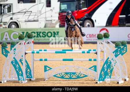 Tattenhall, Cheshire, Regno Unito. 14 Giugno, 2019. Vincitore. La Georgia Tame equitazione Z7 può Ya danza. GBR. Anomalie &Tempo 1,35. CSI4*.Showjumping. Scudiero Bolesworth International Horse Show. Tattenhall. Cheshire. Regno Unito. GBR. 14/06/2019. Credito: Sport In immagini/Alamy Live News Foto Stock