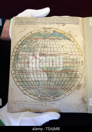 Rostock, Germania. Xiii Giugno, 2019. Robert Zepf, direttore mostra presso la Biblioteca universitaria La prima edizione in folio di Mundus Novus di Amerigo Vespucci dal 1505, stampata da Rostock del segretario del consiglio di Hermann Barckhusen (c. 1460-1528/29), con un full-page dipinte a mano e illustrazione di una mappa del mondo dopo l'antico geografo Claudio Tolomeo. La straordinaria nuova acquisizione della Biblioteca universitaria sarà presentato ufficialmente il 14.06.2019. Credito: Bernd Wüstneck/dpa-Zentralbild/dpa/Alamy Live News Foto Stock