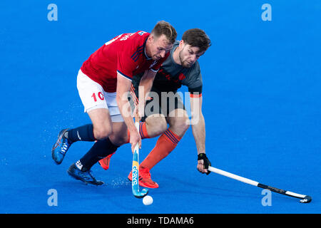 Londra, Regno Unito. Xiv Jun, 2019. GRIFFITHS Christopher della Gran Bretagna (sinistra) in azione durante il connettore FIH Pro League: Gran Bretagna vs Paesi Bassi a Lea Valley Hockey e il Centro Tennis di Venerdì, 14 giugno 2019 a Londra Inghilterra. Credito: Taka G Wu/Alamy Live News Foto Stock