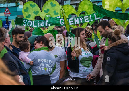 Londra, Regno Unito. 14 giugno 2019. Le persone si radunano per camminare in silenzio da vicino alla Torre Grenfell ricordando le vittime del disastro nel secondo anniversario del disastroso incendio che ha ucciso 72 e lasciato superstiti traumatizzati. Le promesse fatte di Theresa Maggio e a Kensington & Chelsea consiglio non sono state mantenute e dell'inchiesta sembra essere semplicemente fornendo un pretesto per l'inerzia. Credito: Peter Marshall / Alamy Live News Foto Stock