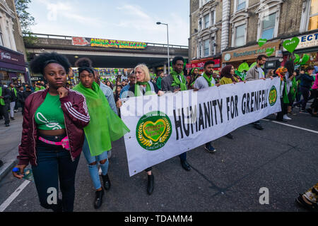 Londra, Regno Unito. 14 giugno 2019. L umanità per Grenfell Camminare in silenzio da vicino alla Torre Grenfell ricordando le vittime del disastro nel secondo anniversario del disastroso incendio che ha ucciso 72 e lasciato superstiti traumatizzati. Le promesse fatte di Theresa Maggio e a Kensington & Chelsea consiglio non sono state mantenute e dell'inchiesta sembra essere semplicemente fornendo un pretesto per l'inerzia. Credito: Peter Marshall / Alamy Live News Foto Stock