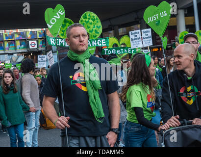 Londra, Regno Unito. 14 giugno 2019. Migliaia a piedi in silenzio da vicino alla Torre Grenfell ricordando le vittime del disastro nel secondo anniversario del disastroso incendio che ha ucciso 72 e lasciato superstiti traumatizzati. Le promesse fatte di Theresa Maggio e a Kensington & Chelsea consiglio non sono state mantenute e dell'inchiesta sembra essere semplicemente fornendo un pretesto per l'inerzia. Credito: Peter Marshall / Alamy Live News Foto Stock