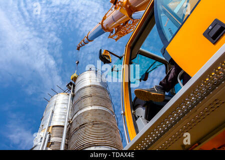 Gru mobile con gancio e cinghie è il sollevamento della piattaforma di lavoro, basket. Foto Stock