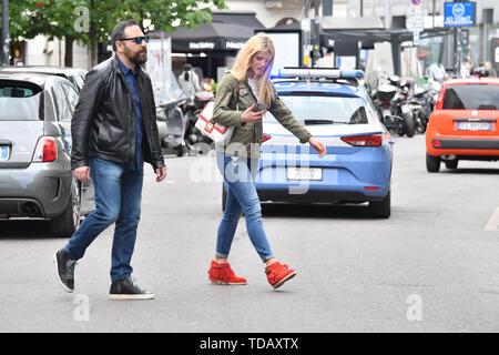 Michelle Hunziker fuori e circa a Milano dove: Milano, Italia Quando: 13 maggio 2019 Credit: IPA/WENN.com * * disponibile solo per la pubblicazione in UK, USA, Germania, Austria, Svizzera** Foto Stock