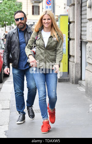 Michelle Hunziker fuori e circa a Milano dove: Milano, Italia Quando: 13 maggio 2019 Credit: IPA/WENN.com * * disponibile solo per la pubblicazione in UK, USA, Germania, Austria, Svizzera** Foto Stock