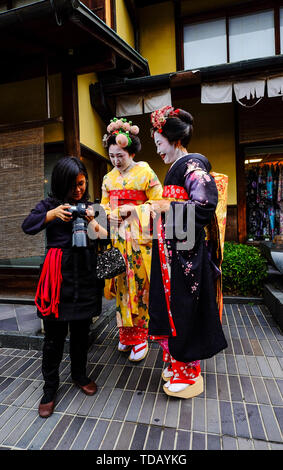 Kyoto, Giappone - 20 Nov 2016. Le donne giapponesi che indossano vestiti tradizionali (kimono) sulla strada storica nel centro di Kyoto, Giappone. Foto Stock