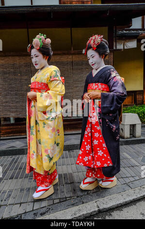 Kyoto, Giappone - 20 Nov 2016. Le donne giapponesi che indossano vestiti tradizionali (kimono) sulla strada storica nel centro di Kyoto, Giappone. Foto Stock