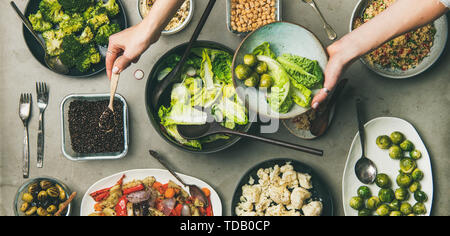 Sani piatti Vegan e la donna le mani con la piastra, ampia composizione Foto Stock