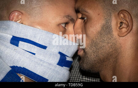 Josh Warrington e Kid Galahad durante la pesatura in al Millennium Square, Leeds. Foto Stock