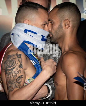 Josh Warrington e Kid Galahad durante la pesatura in al Millennium Square, Leeds. Foto Stock