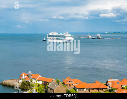 Princess Cruises nave, Crown Princess, ormeggiata nel Firth of Forth, visto dal Ponte di Forth Rail, Scotland, Regno Unito Foto Stock