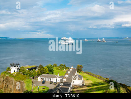 Princess Cruises nave, Crown Princess, ormeggiata nel Firth of Forth, visto dal Ponte di Forth Rail, Scotland, Regno Unito Foto Stock