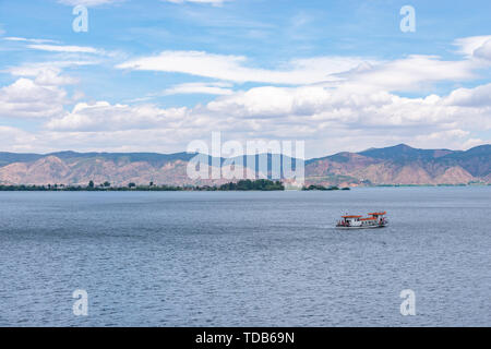 La nave di crociera su Erhai in Cangshan, Dali, nella provincia dello Yunnan in Cina Foto Stock