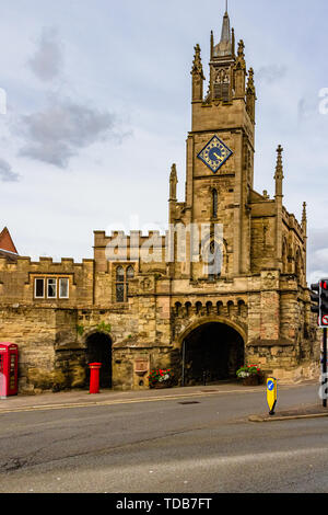 Warwick del xv secolo porta est con San Pietro la cappella costruita sulla sommità di esso nel XVIII secolo. Il Butts, Warwick, Warwickshire, Regno Unito. 2018. Foto Stock
