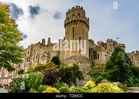 Caesar's Tower, un palazzo del XIV secolo parte del Castello di Warwick. Vista dal giardino del mulino, Warwick Warwickshire. Estate 2018. Foto Stock