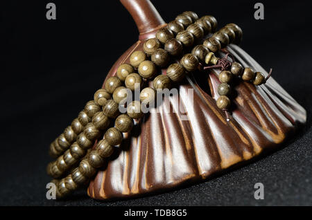 Seta dorata Namu legno affondata Buddha braccialetto tallone voce lotus Foto Stock