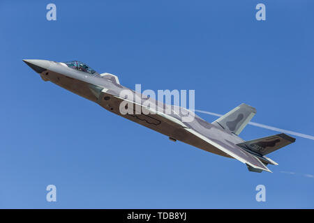 Il primo giorno del 2018 Zhuhai Air Show, della Cina di self-sviluppato una nuova generazione di fighter J-20 è venuto ad allietare. La foto mostra una ad alta definizione di qualità delle prestazioni di volo del J-20 fighter. Foto Stock