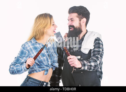 Esperto culinario. Strumenti per la tostatura di carne all'aperto. Uomo Barbuto hipster e una ragazza. Preparazione e culinario. Picnic barbecue. La cottura del cibo ricetta. Matura in amore tenere gli utensili da cucina. Week-end in famiglia. Foto Stock