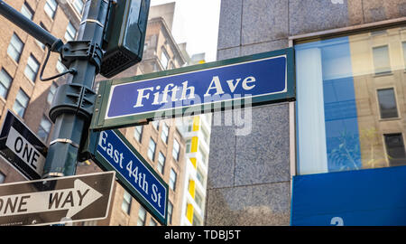 Fifth Ave e East 44th incrocio via segni, Manhattan New York downtown. Edifici di sfocatura dello sfondo di facciata Foto Stock