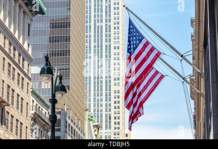 USA il simbolo nel New York strade. Bandierine americane su un edificio classico, nel centro cittadino di Manhattan, business area Foto Stock