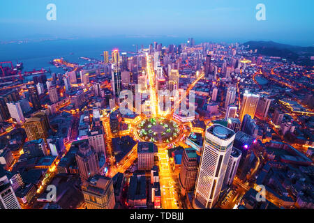 Vista panoramica di Zhongshan Square a Dalian di notte Foto Stock