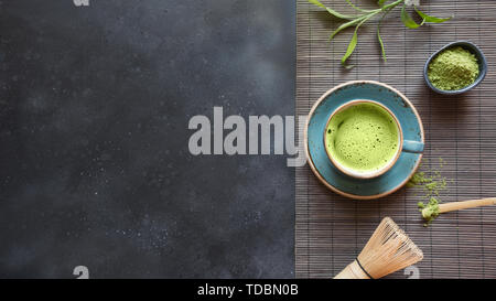 Ancora vita giapponesi con tè verde Matcha con accessori sulla tavola nera. Vista da sopra. Spazio per il testo. Foto Stock