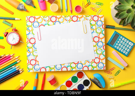 Piano di composizione dei laici con forniture scolastiche sul colore di sfondo, spazio per il testo Foto Stock