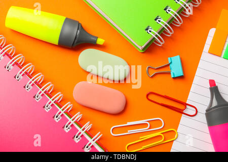 Composizione con forniture scolastiche sul colore di sfondo, primo piano Foto Stock