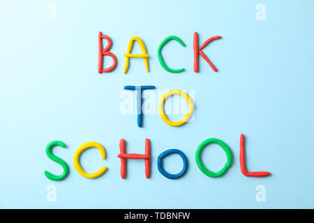 Iscrizione torna a scuola sul colore di sfondo, spazio per il testo Foto Stock