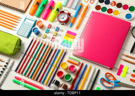 Colorato torna a scuola dello sfondo. Sfondo luminoso con forniture  scolastiche, cancelleria, penne, matite, righelli, notebook, copiare lo  spazio per testo, whitebo Foto stock - Alamy