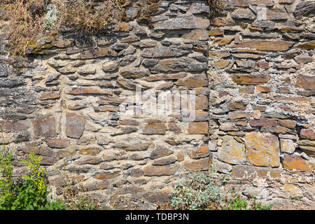 Sullo sfondo le pietre e la consistenza del castello medievale di parete Foto Stock