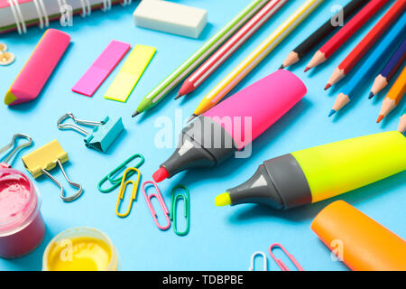 Composizione con forniture scolastiche sul colore di sfondo, primo piano Foto Stock