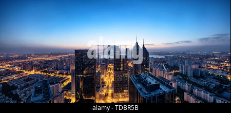 Una vista panoramica della città di Parco Industriale Suzhou in autunno, golden sunrise Foto Stock