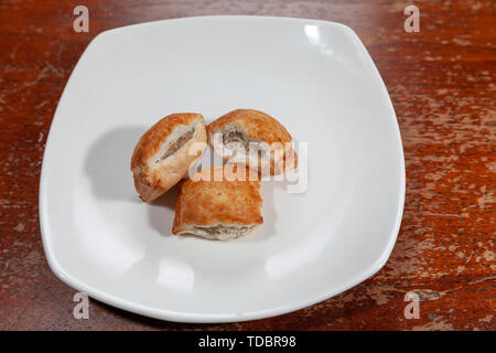 Piastra del mini rotoli di salsiccia Foto Stock