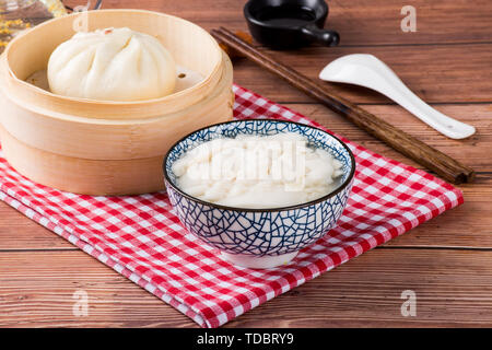 Tofu brain un famoso e tradizionale snack, noto anche come tofu fiore, fiore di fagiolo misto, secondo i gusti locali, vi è una distinzione tra dolce e salato. Foto Stock