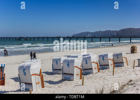 Sedie da spiaggia e mare ponte in Binz sull isola di Rügen, Germania Foto Stock