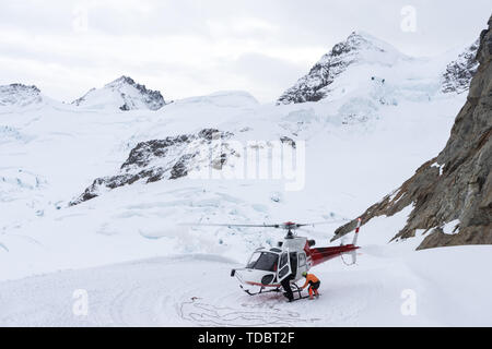 Piccolo rosso heli coper su alpes montagne Foto Stock