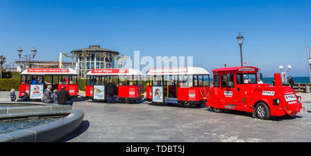 Panorama di un treno turistico nel centro di Binz, Germania Foto Stock